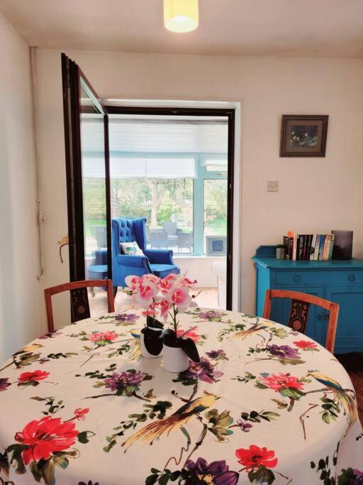 Ystradgynlais Riverside Bungalow - Direct River Access! מראה חיצוני תמונה